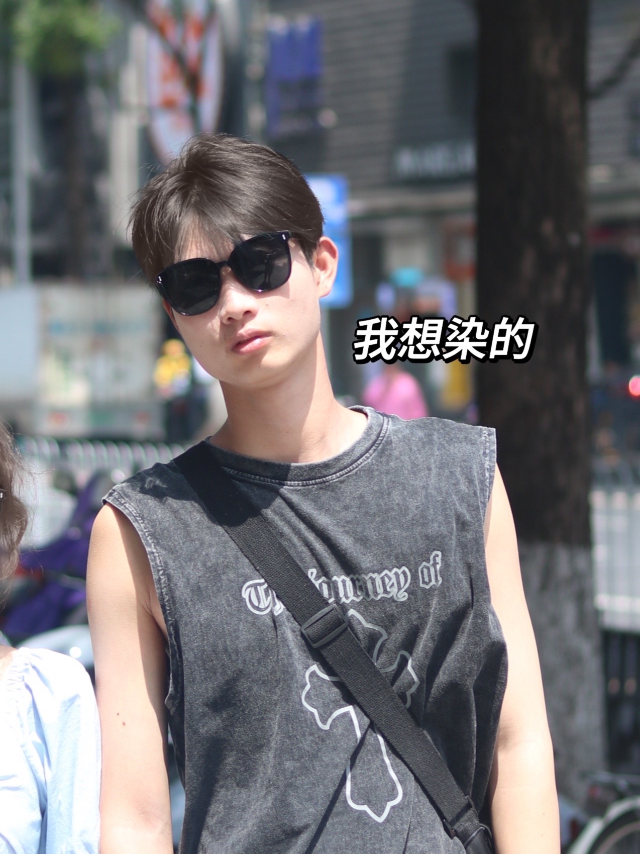 男友头发之前染过蓝黑色后来洗了几次后褪色了变成了蓝绿色他不想