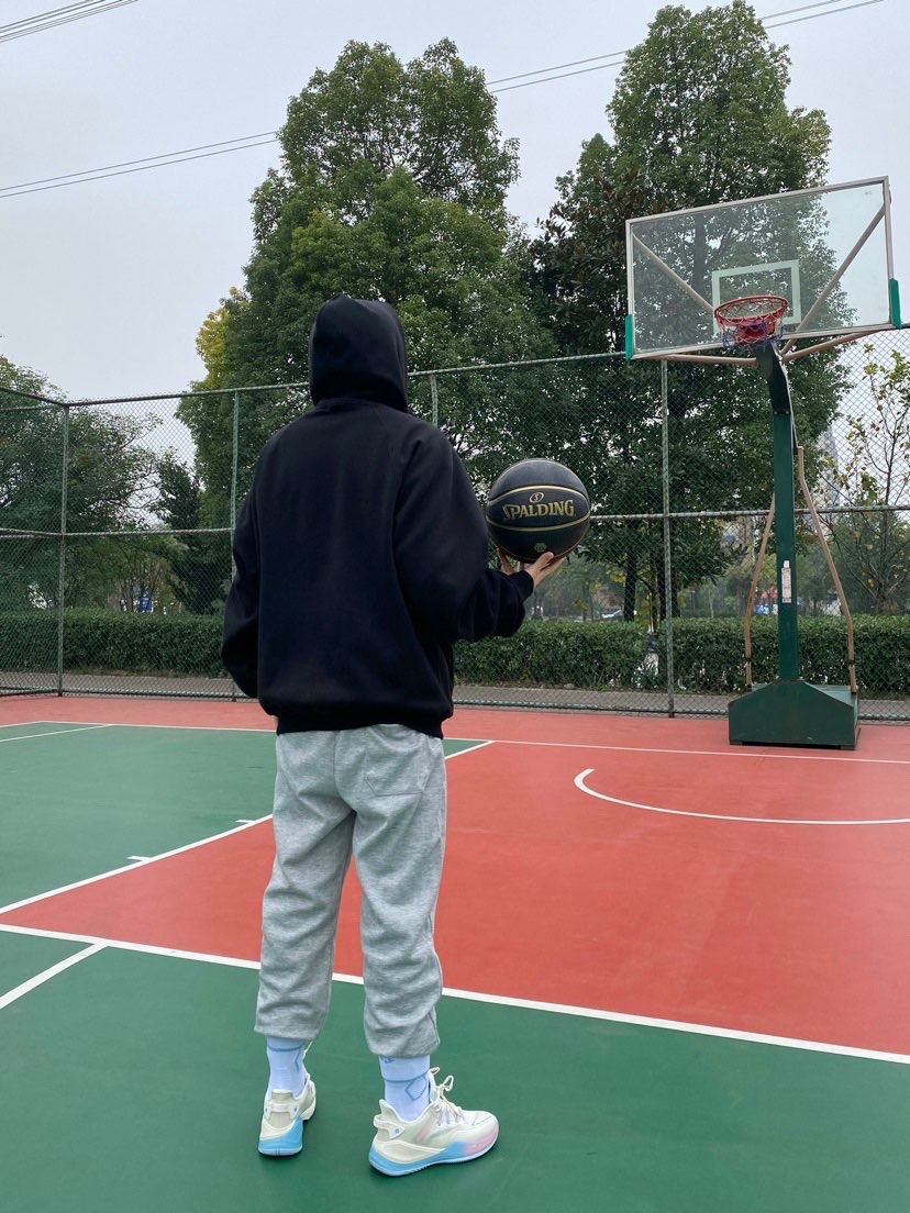 是我们男生打球的不二选择 初中生打篮球背影打篮球背影照片体育纱蝌