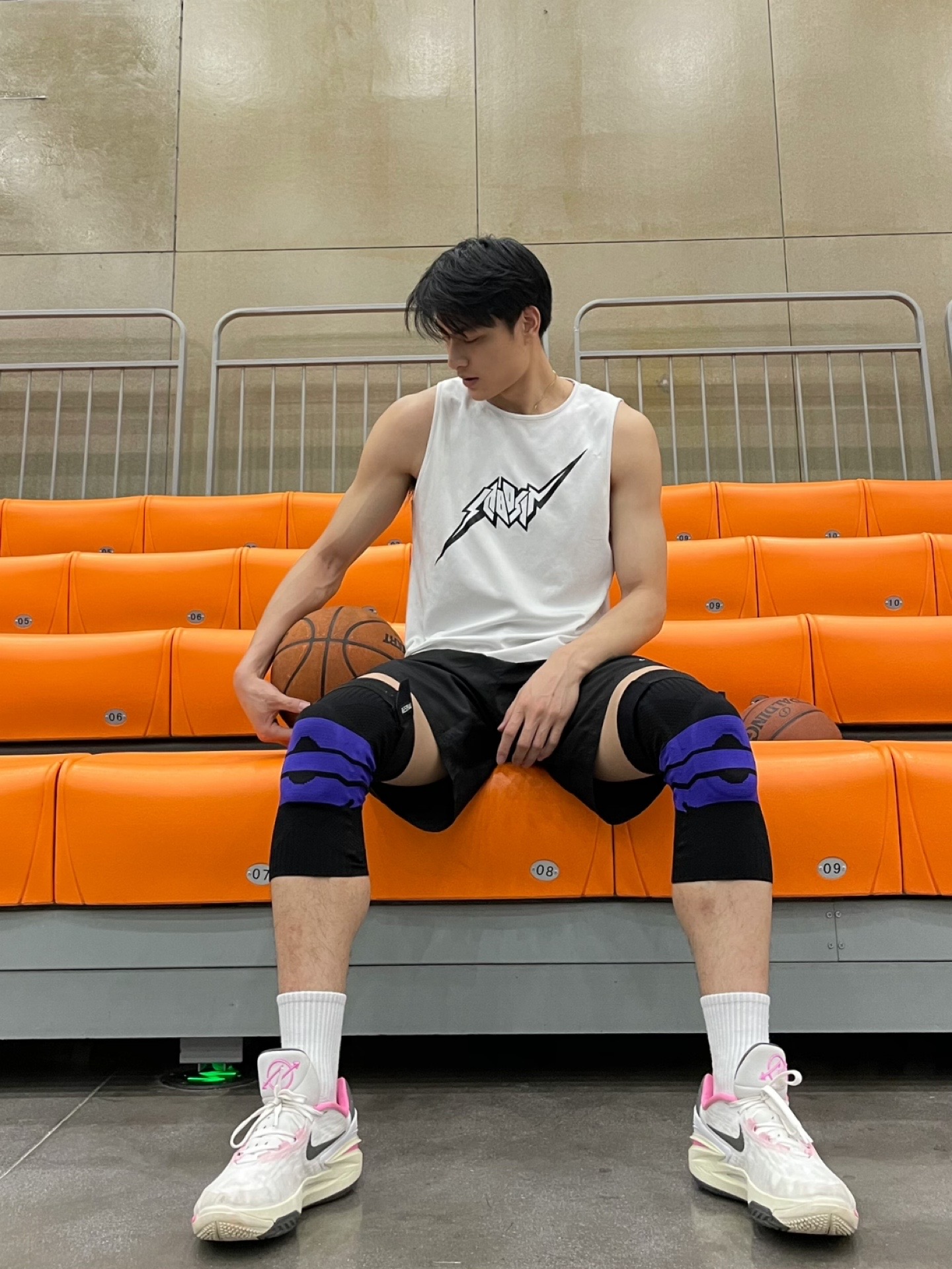 加上各种碰撞对抗的不确定因素,即篮球帅照不露脸男生打篮球腿照