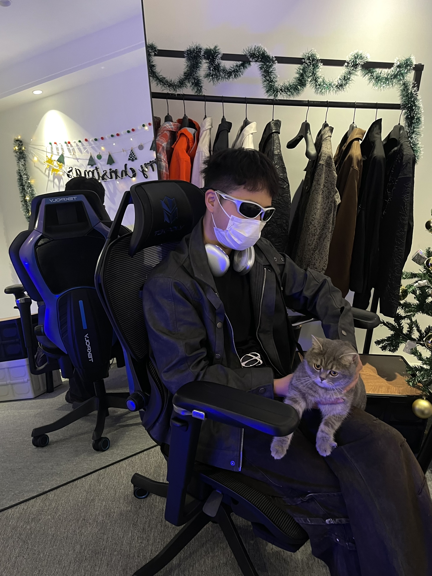 腰还真挺难受换了挺多椅子 最后一咬牙买把好一点的电竞椅