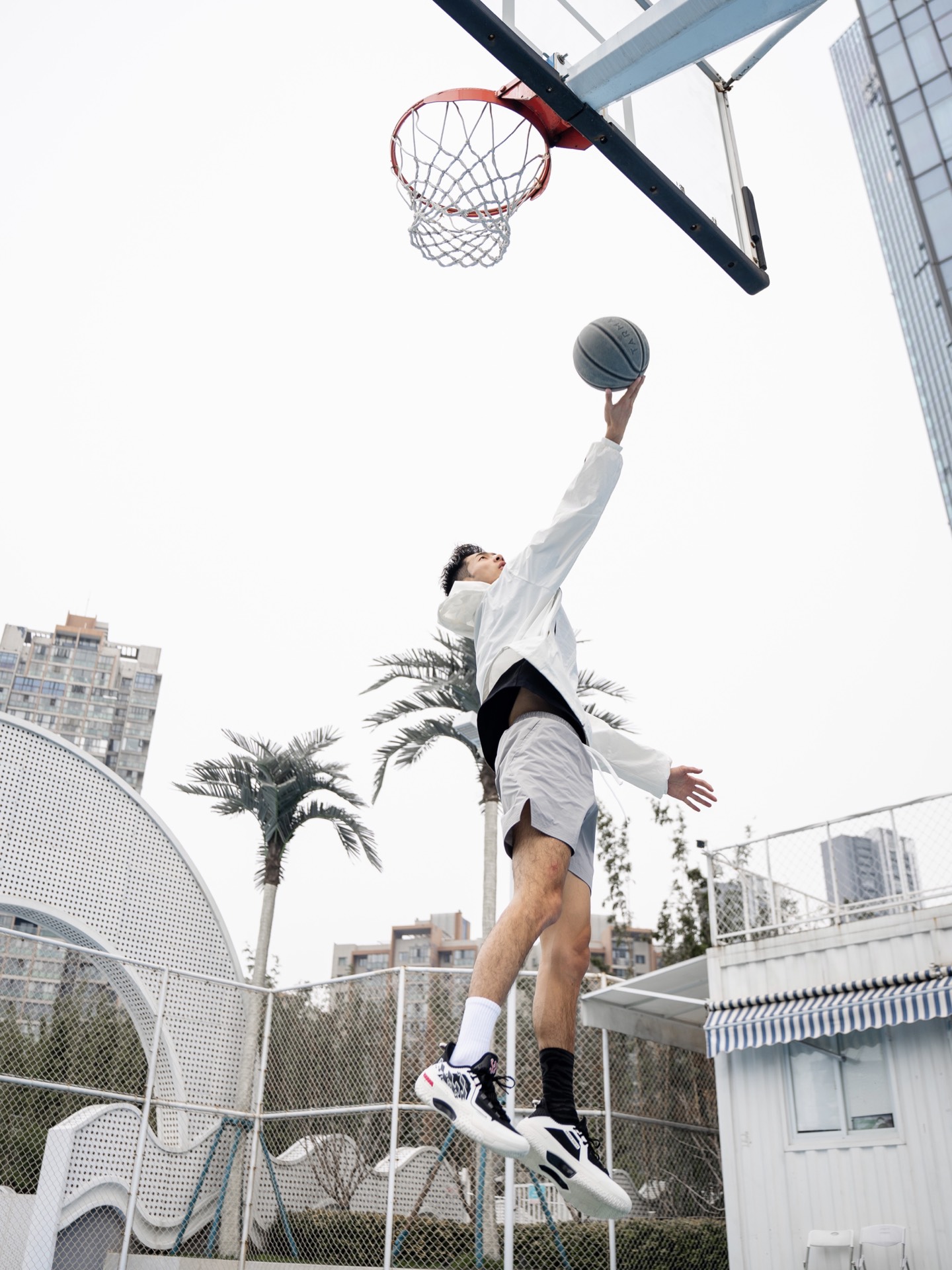 在公园拿着篮球和风筝运动风帅气壁纸李宇恩南山李宇恩露图李宇恩新作