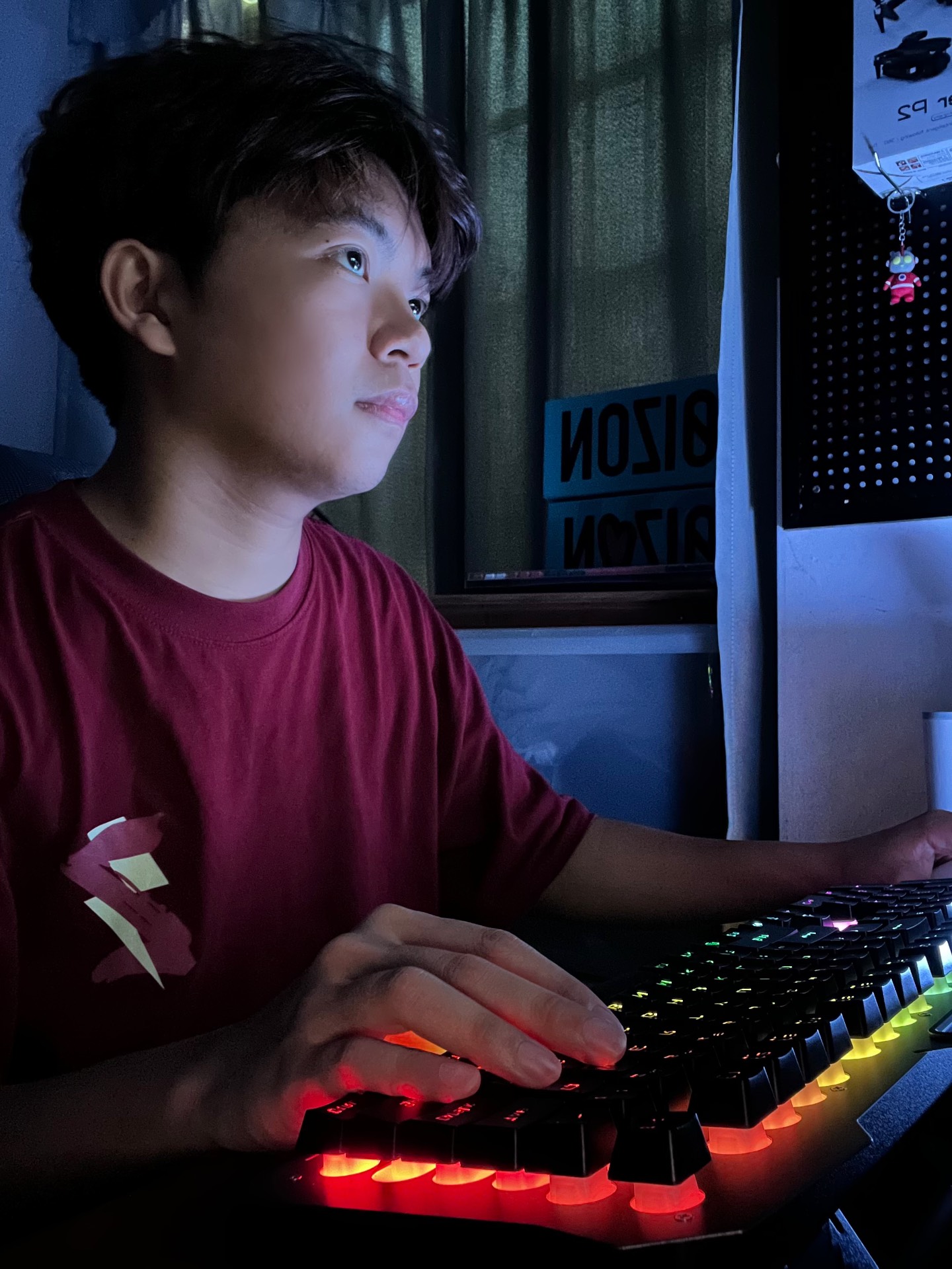 图片打游戏的图片打游戏的精神小伙图片男高中生游戏玩家激烈情绪照片