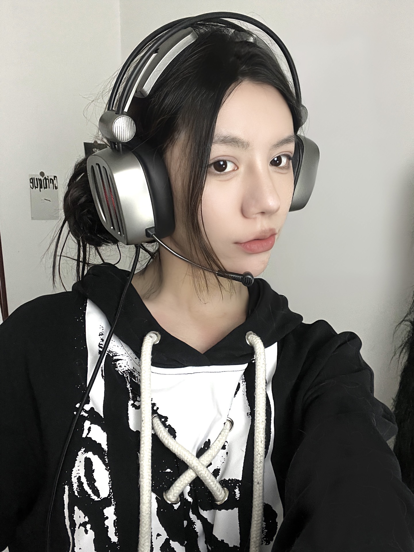 我用的是西伯利亚s21u头戴式电竞游戏耳机,据说是各大游戏主播首选的