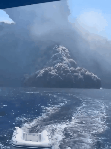 这是日本北海道一场山体滑坡前后的对比,展示了大自然改变地貌的惊人