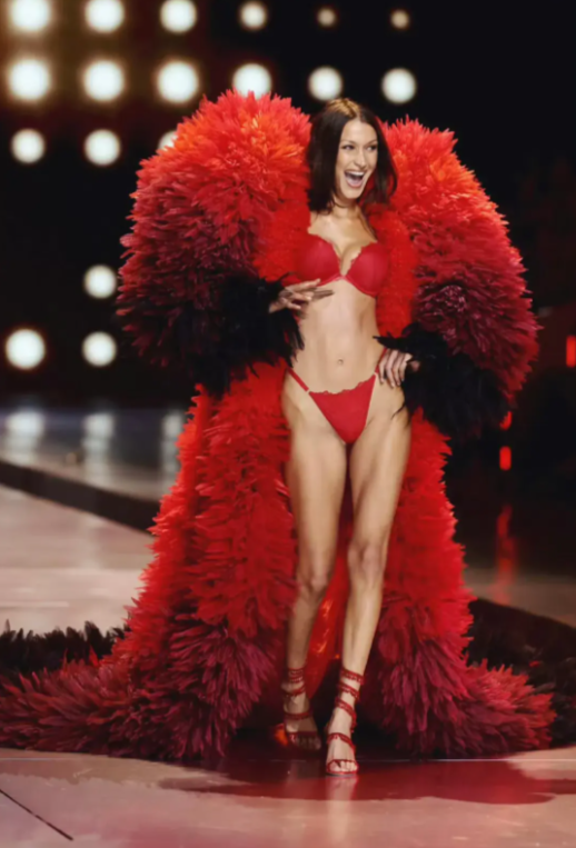 维密超模内衣秀重启:lisa站c位惊艳全场,刘雯gigi翅膀造型获赞