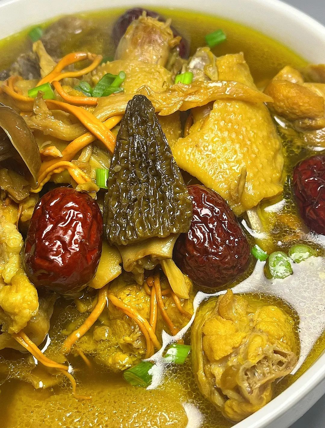 9. 云南野生菌菇炖鸡汤:山珍汇聚的鲜美之汤