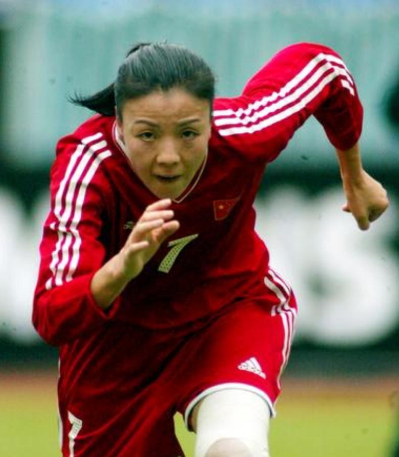 前女足国脚张鸥影:癌症病逝美国,临终前,丈夫为她换上7号球衣