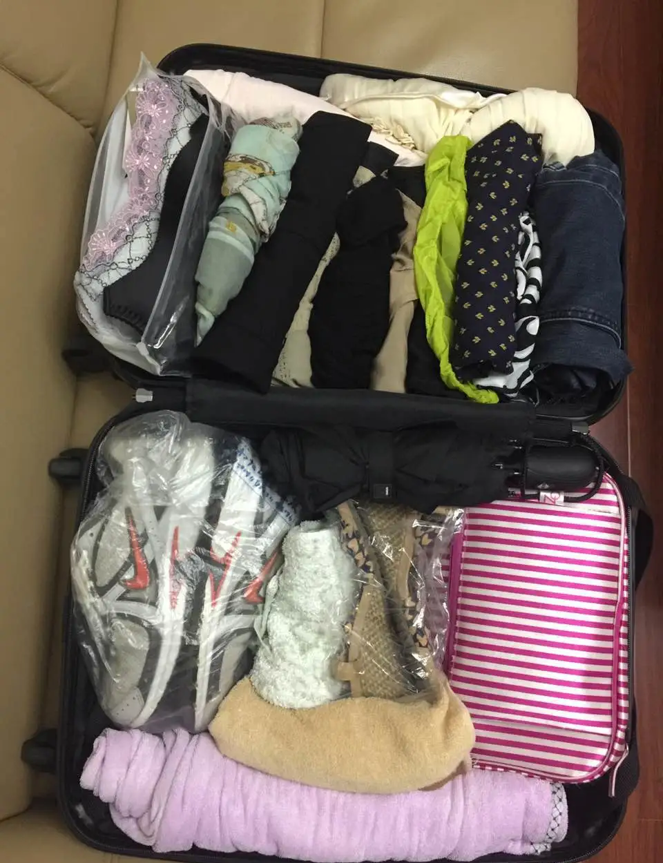 女儿带全家出游遗漏母亲,回家后母亲整理行李箱时,彻底崩溃