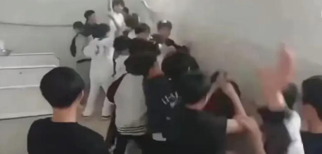 20多人群殴三名学生!