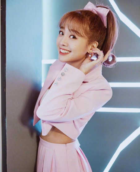 36岁"鬼鬼"官宣当妈!曾和白敬亭炎亚纶传绯闻,孩子生父被扒!