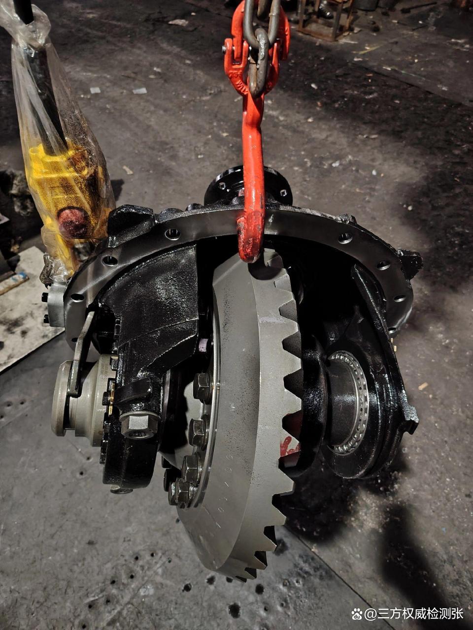 Middle axle main reducer housing with bearing cover assembly