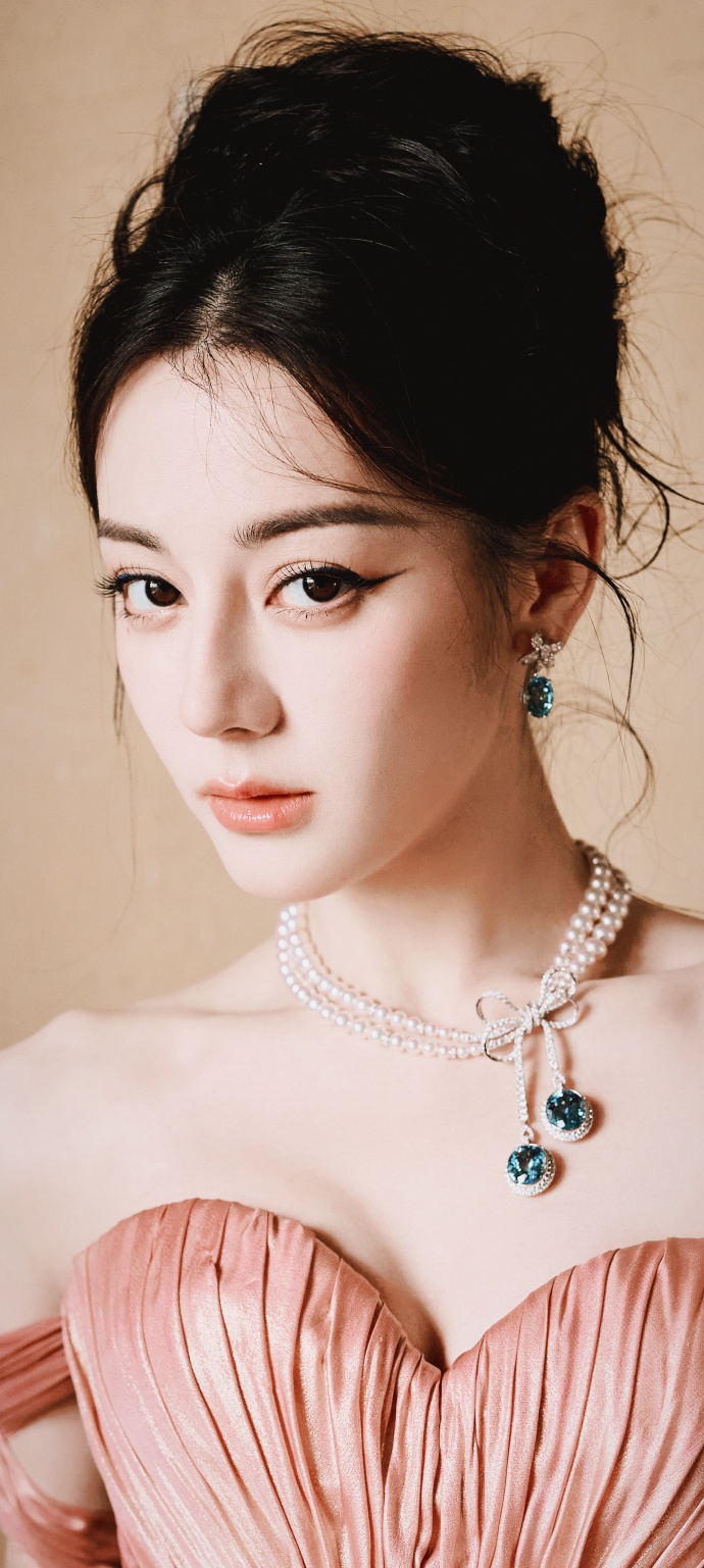 热巴独行人设崩了?刘大锤扒出五位数酒店配2元出租,全网吵翻!