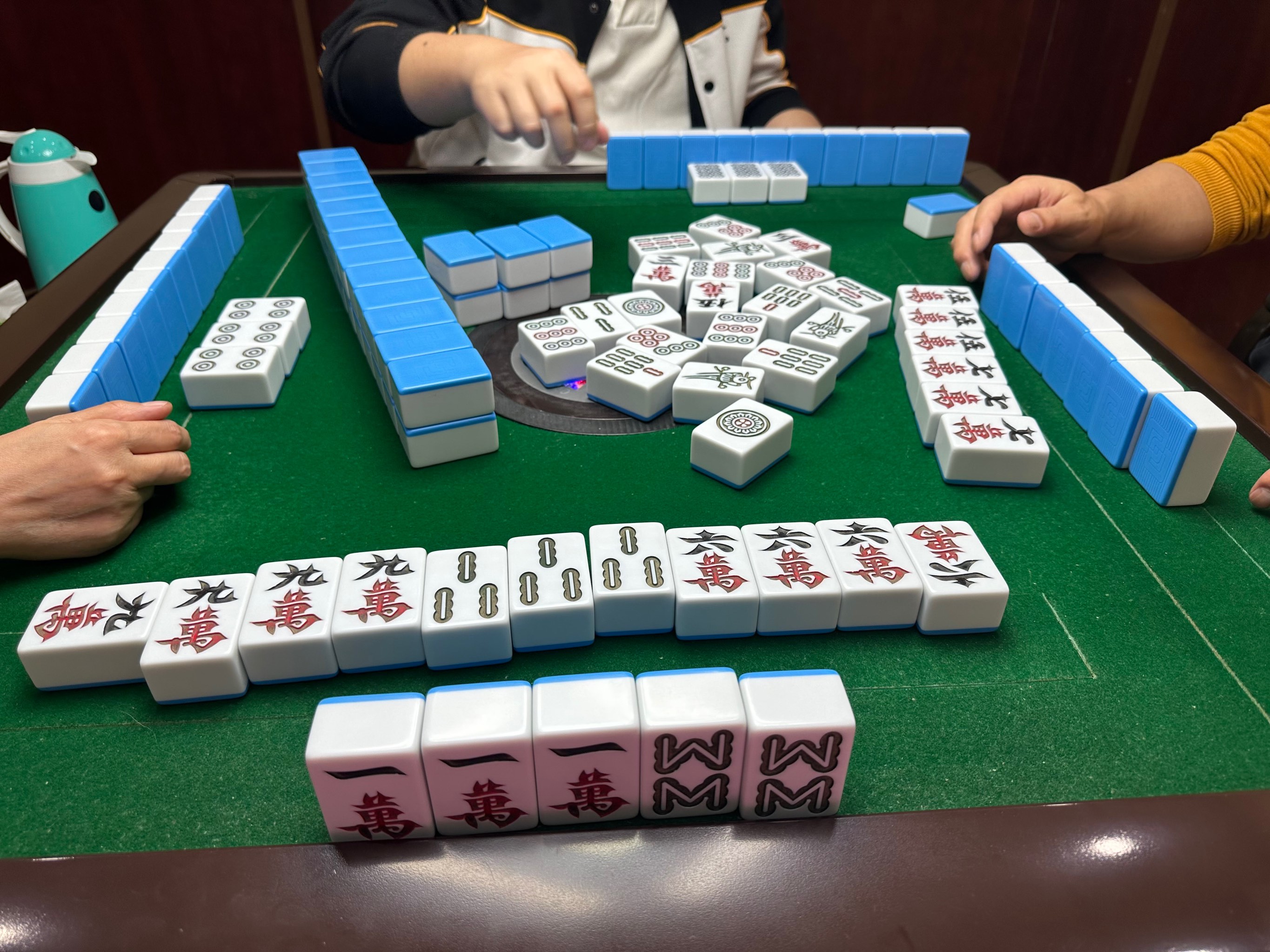 丈夫沉迷赌博引来牌友接连暴毙,村里巫婆说有艳鬼作