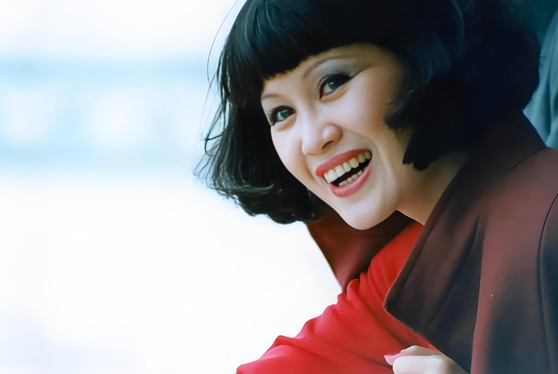 靳羽西稳坐春晚前排20年,一人住7层别墅,连马云都巴结她