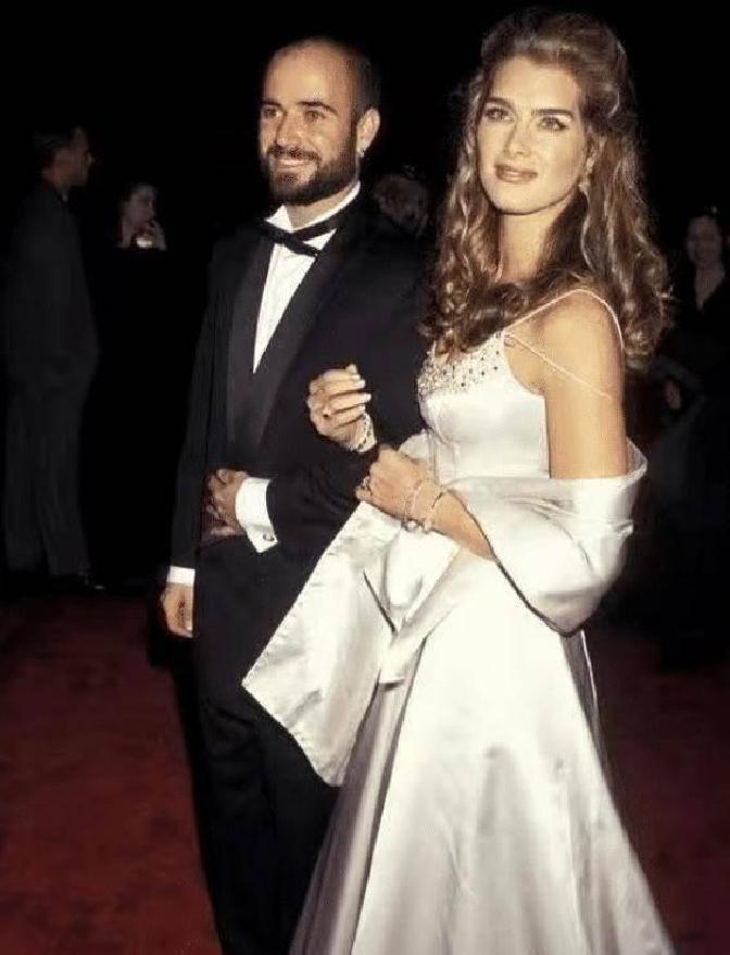 阿加西有福气!跟波姬小丝离婚,迎娶美女冠军,恩爱21年儿女双全