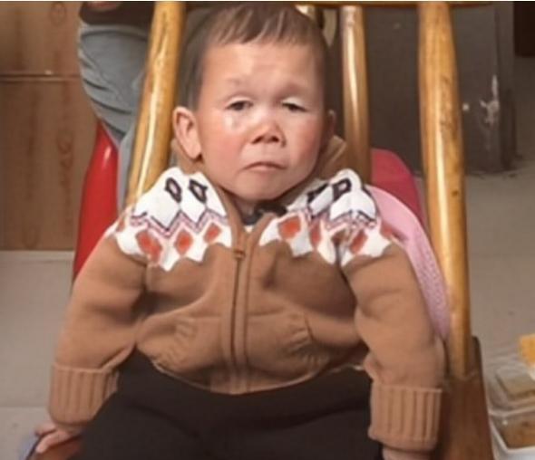 袖珍人吴康:身高72厘米,外表一岁多,实则36岁,靠拼图发家逆袭