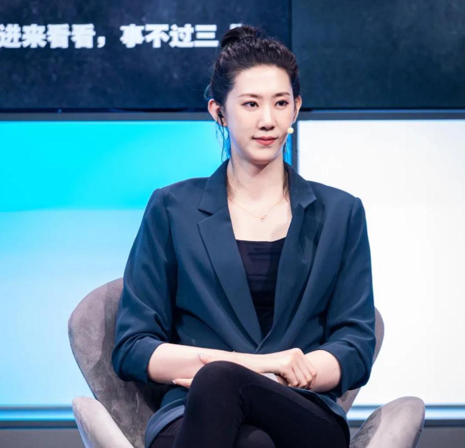 女排名将薛明:退役后开花店,与央视编导闪婚闪离,如今怎样了?