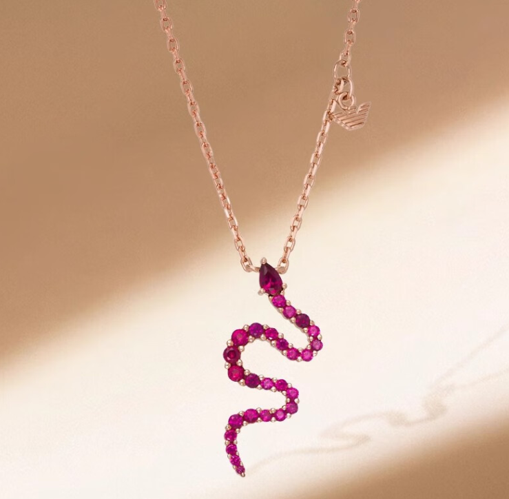 蛇年专属!阿玛尼银蛇项链,送女友的浪漫之选?