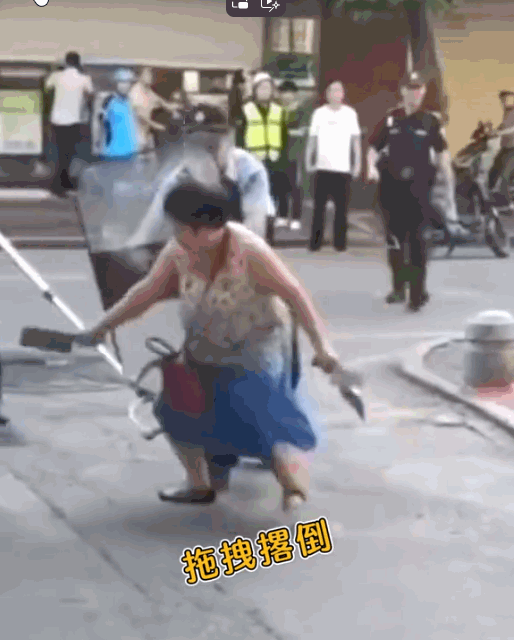 洛杉矶有大妈在家门口烧纸惹邻居不满被报复,警察持令制服她