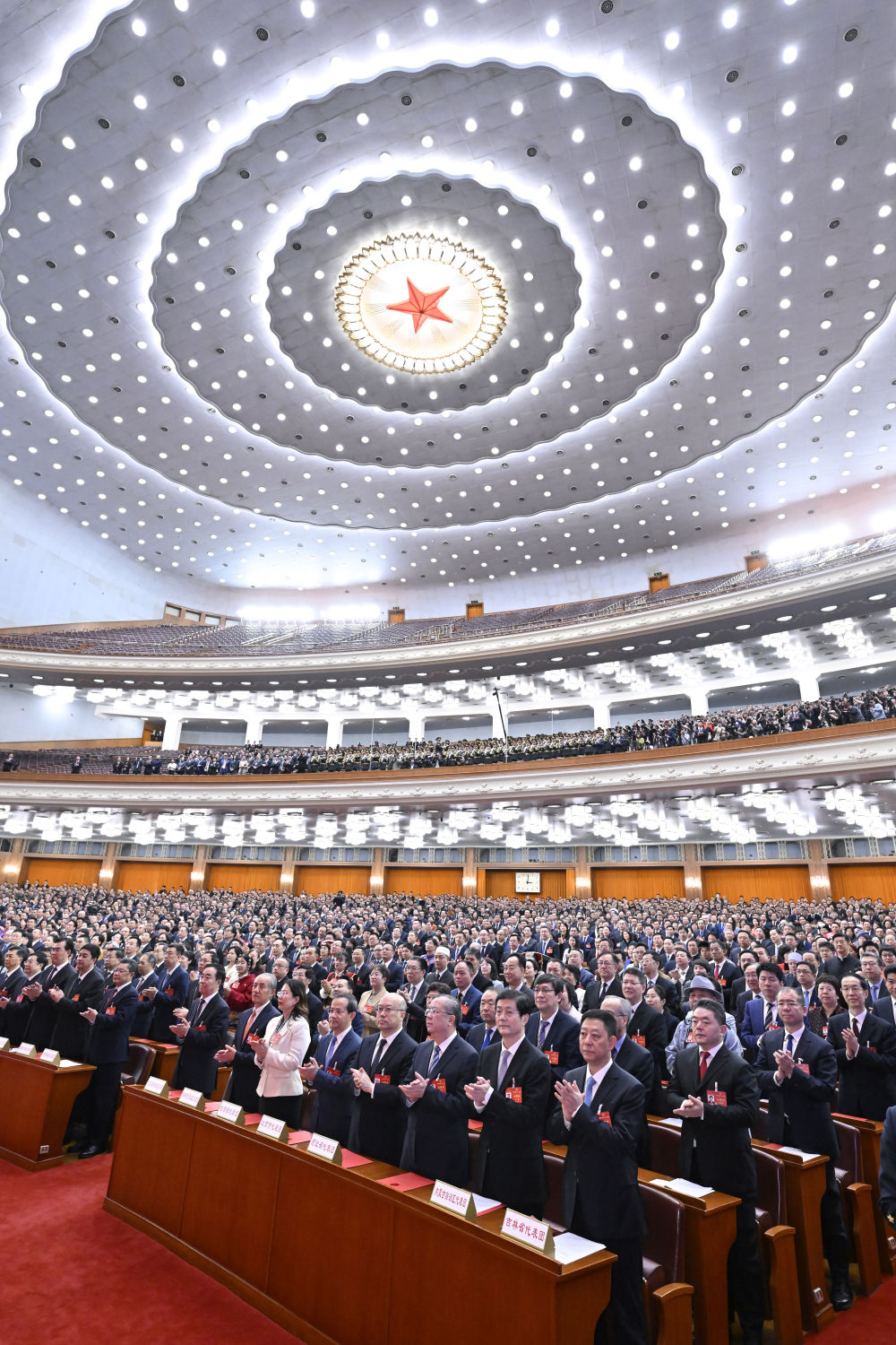 两会现场声丨听，“代表通道”上的民生温度