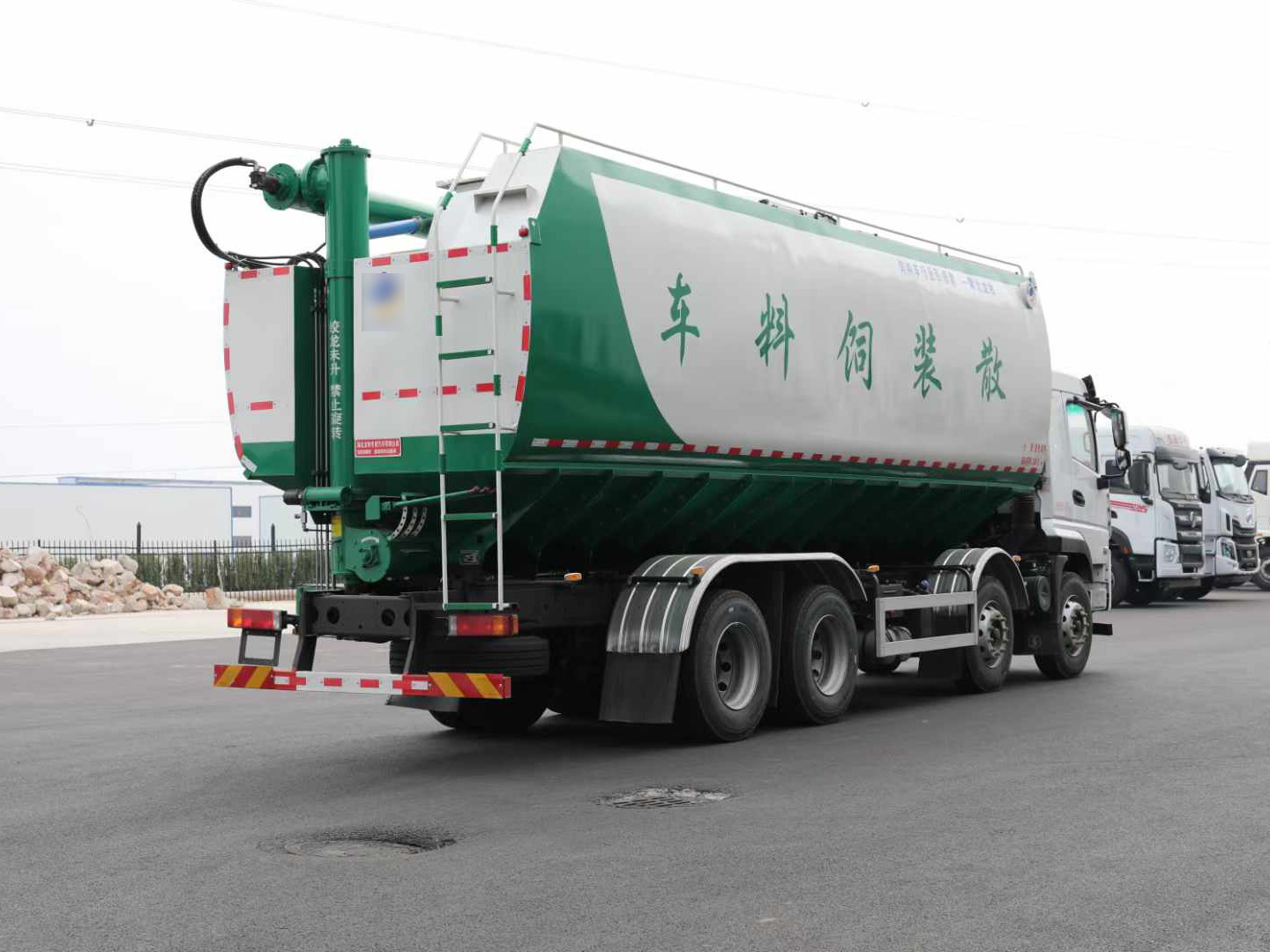 宁夏30吨饲料车运输全攻略从装载到配送的高效解决方案