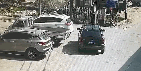 女司机连撞16车,车内镇定打电话拍照发动态,提车啦车祸啦报废啦-有驾 女司机连撞16车,车内镇定打电话拍照发动态,提车啦车祸啦报废啦-有驾