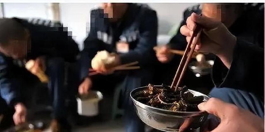 监狱里服刑人员每天吃的饭菜,由谁制作?