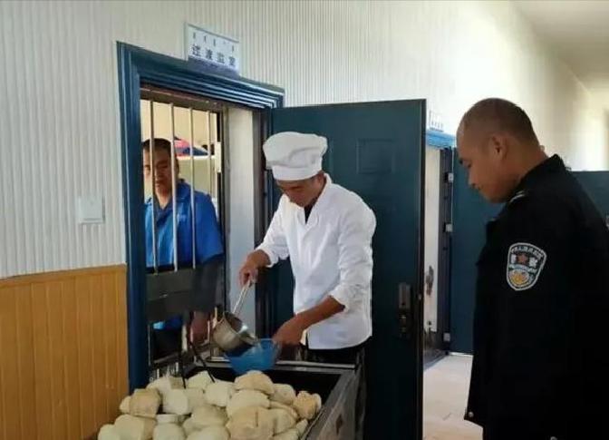 监狱里服刑人员每天吃的饭菜,由谁制作?