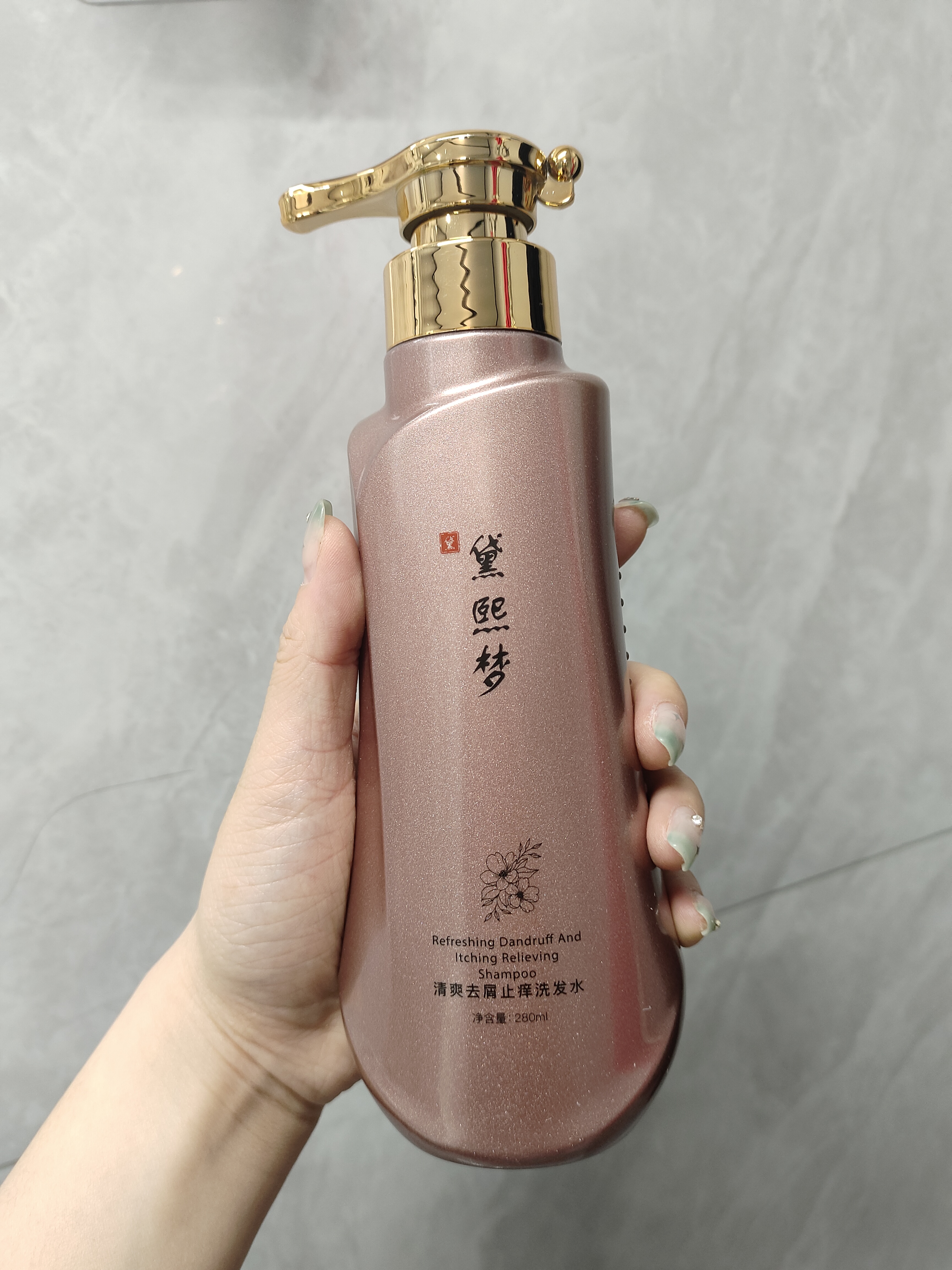 洗发水头皮屑头痒和毛囊炎都涉及头皮健康问题其产生的原因可用专业