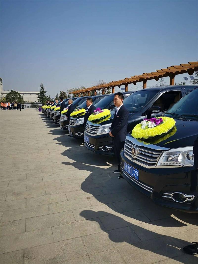 银川殡葬转运车服务 老人去世落叶归根 长途殡葬车
