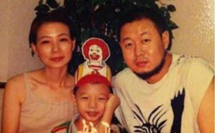 霍尊为何跟陈露分手?看看他爸爸就明白了