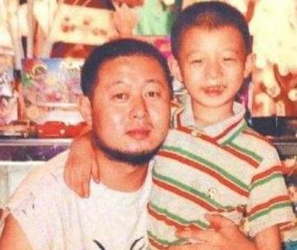 霍尊为何跟陈露分手?看看他爸爸就明白了