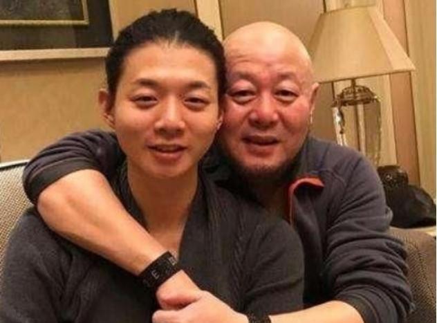 霍尊为何跟陈露分手?看看他爸爸就明白了