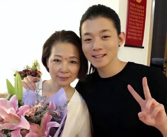 霍尊为何跟陈露分手?看看他爸爸就明白了