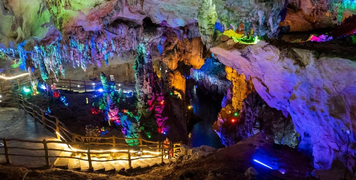 探索清远连州地下河奇幻溶洞,开启韶关丹霞山的壮美旅程,意外惊喜不断