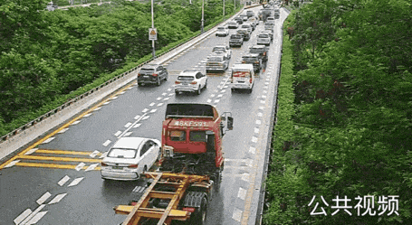 暴雨行车生存指南:如何化解雨天出行危机,守护安全不留隐患-有驾 暴雨行车生存指南:如何化解雨天出行危机,守护安全不留隐患-有驾