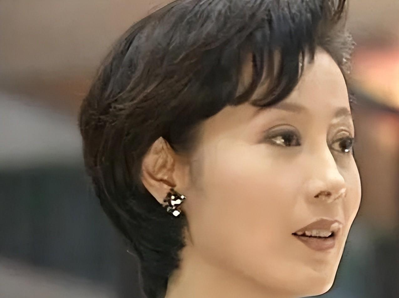 "哲哲皇后"邬倩倩雪山短视频,十九年婚姻后的华丽转身