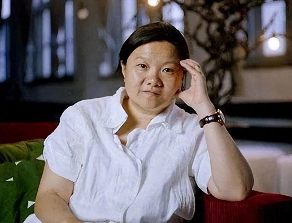 陈凯歌前妻洪晃京郊老宅惊现:百平荒地野草疯长,爱马仕包背出地摊味
