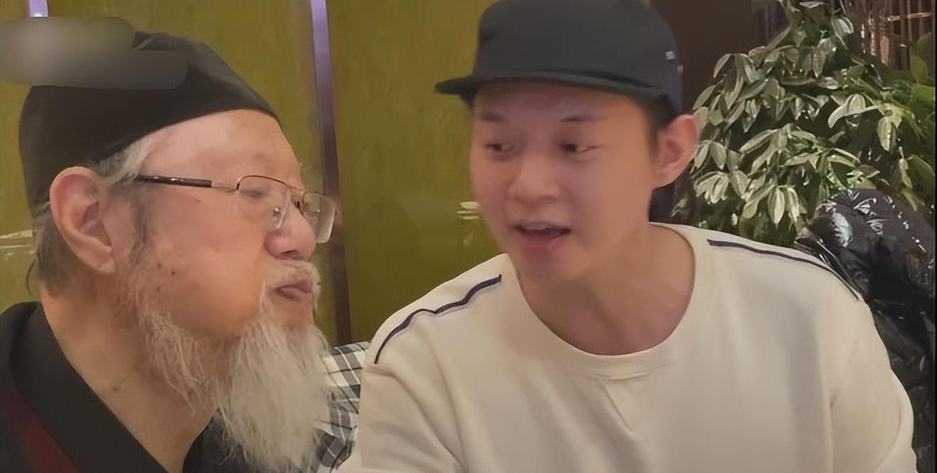 霍尊爷爷去世,95岁坚持到火风陪床剪发太催泪