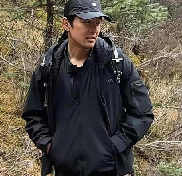 胡歌带田朴珺登顶财神山,雪地撒娇像偶像剧,工作界限引发网友争议