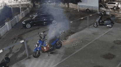 新国标电动车防火强了，旧车烧起来冒黑烟，危险没商量，买车别图便宜自找麻烦-有驾