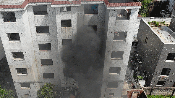 新国标电动车防火强了，旧车烧起来冒黑烟，危险没商量，买车别图便宜自找麻烦-有驾
