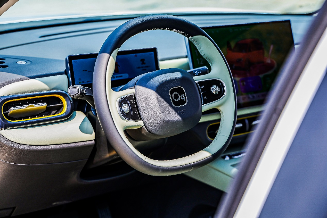 全新QQ3方向盘细节图