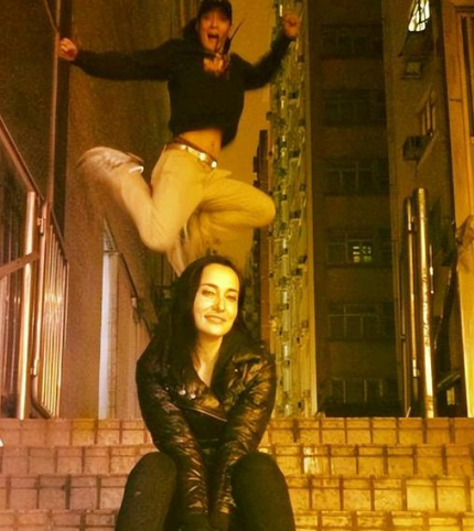 罕见!吴彦祖带妻女吃路边摊,女儿搞怪吐舌卖萌,lisa素颜好美