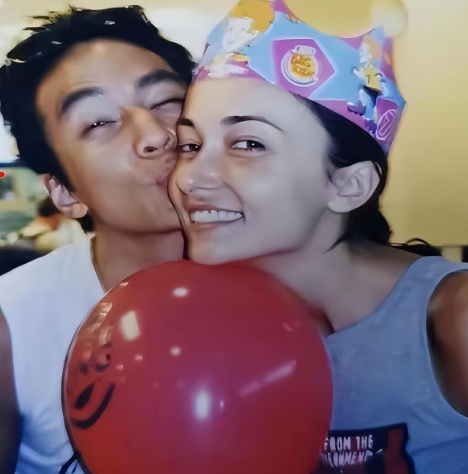 罕见!吴彦祖带妻女吃路边摊,女儿搞怪吐舌卖萌,lisa素颜好美