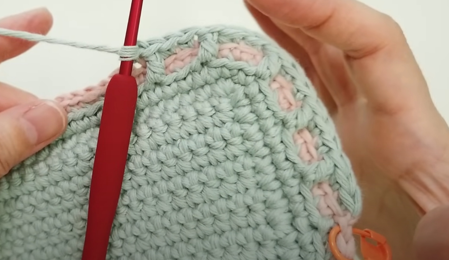 大方又有范的一款包包,双色v浪条纹包教程,钩一个送给妈妈