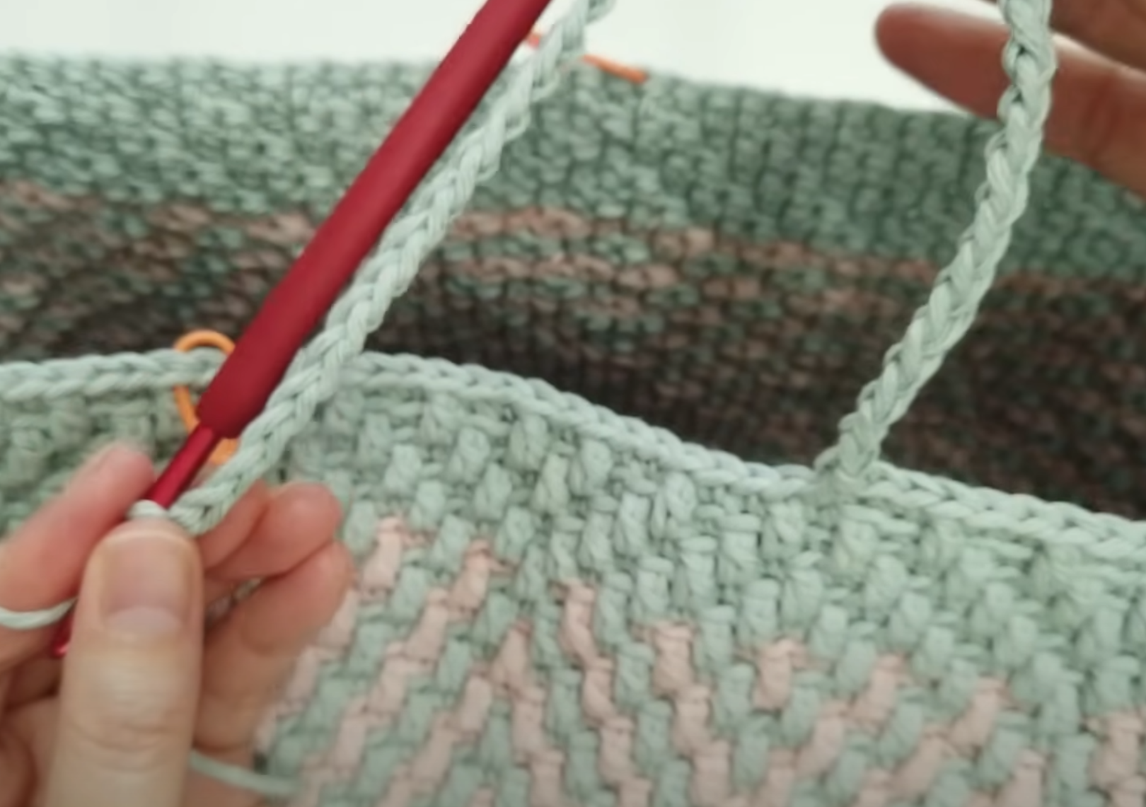 大方又有范的一款包包,双色v浪条纹包教程,钩一个送给妈妈