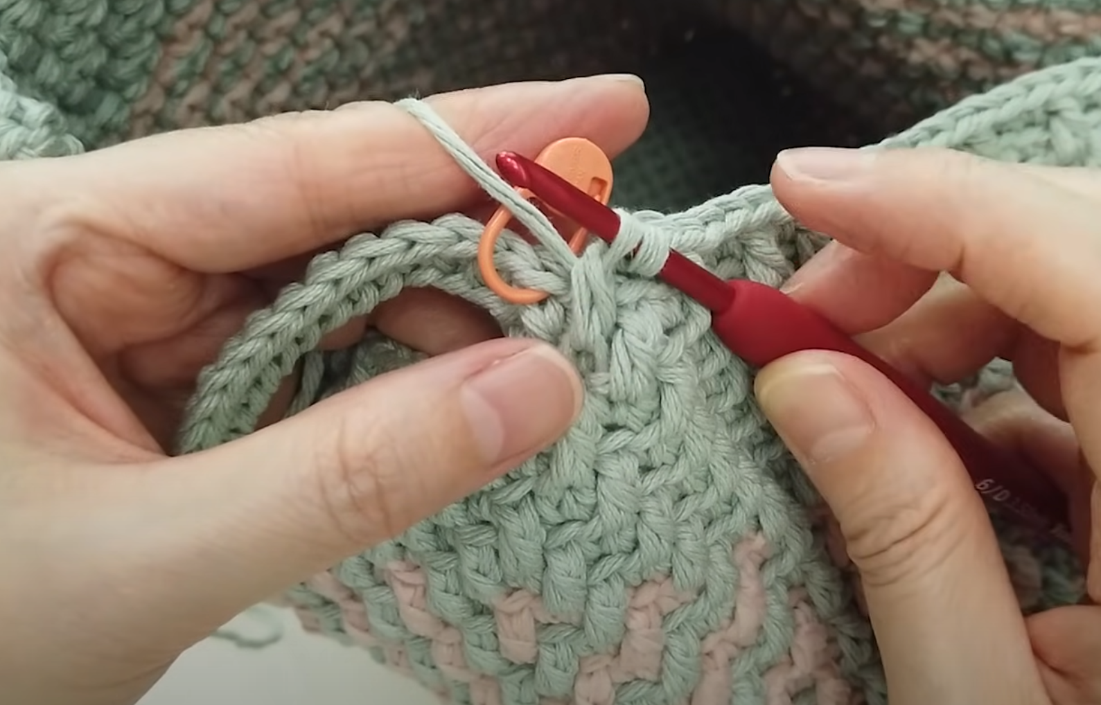 大方又有范的一款包包,双色v浪条纹包教程,钩一个送给妈妈