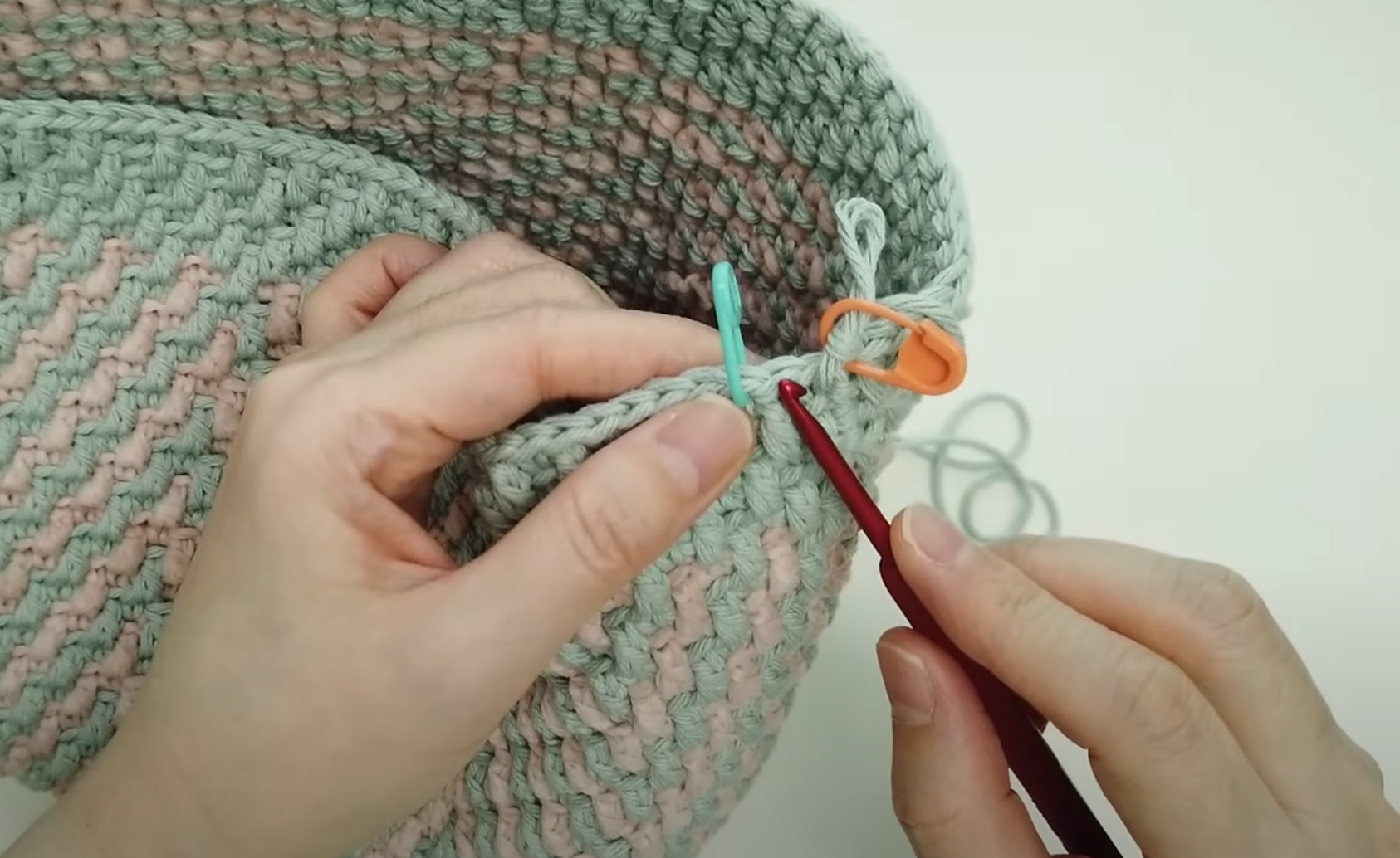 大方又有范的一款包包,双色v浪条纹包教程,钩一个送给妈妈