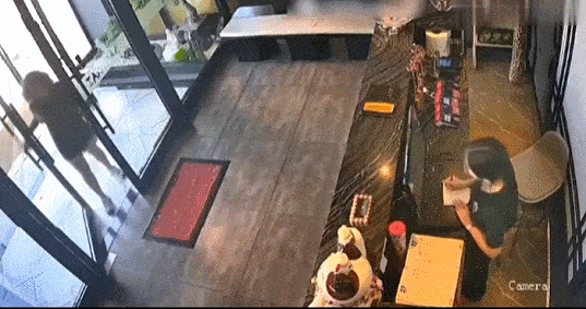 她想拉坨大的粑粑，当做这家店的评分？（GIF）_我想网